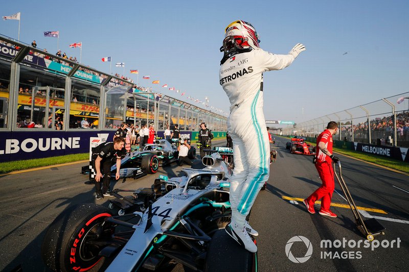 I festeggiamenti del poleman Lewis Hamilton, Mercedes AMG F1 nel Parco chiuso