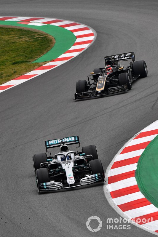 Valtteri Bottas, Mercedes-AMG F1 W10 et Pietro Fittipaldi, Haas F1 Team VF-19