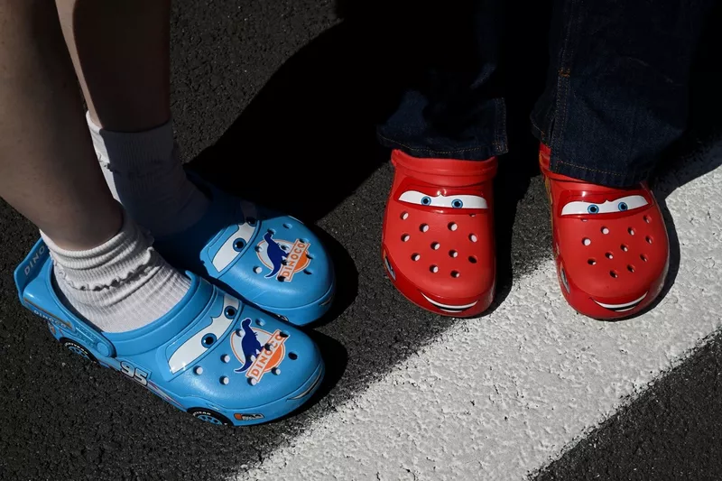 Des voitures « Crocs » dans le paddock