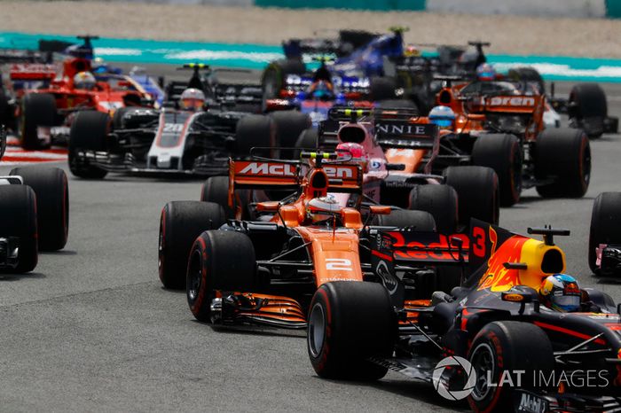 Daniel Ricciardo, Red Bull Racing RB13, Stoffel Vandoorne, McLaren MCL32, Esteban Ocon, Sahara Force India F1 VJM10, Fernando Alonso, McLaren MCL32 at the start