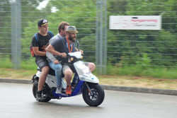 Stefano Comini en scooter avec des fans