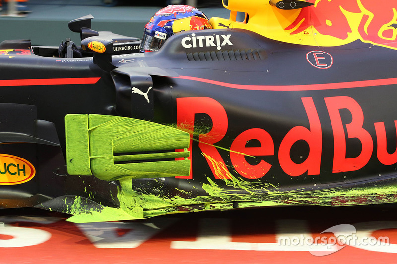 Max Verstappen, Red Bull Racing RB13, avec de la peinture aéro sur le déflecteur