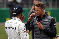 Lewis Hamilton, Mercedes AMG F1 in gesprek met, Jenson Button, McLaren in parc ferme