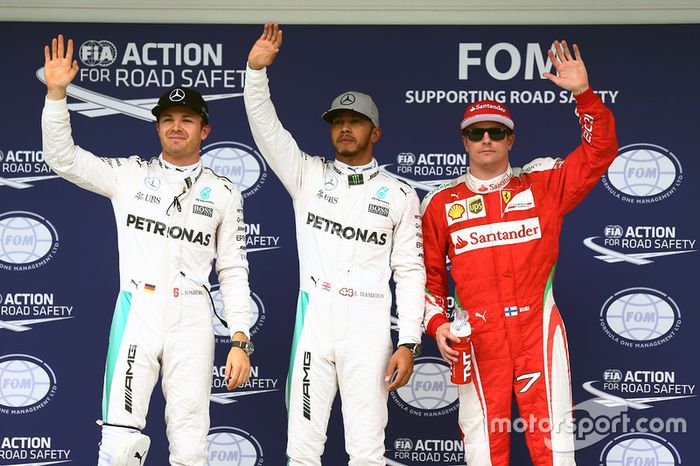 Nico Rosberg, Mercedes AMG F1, segundo; Lewis Hamilton, Mercedes AMG F1, pole; Kimi Raikkonen, Ferrari, tercero