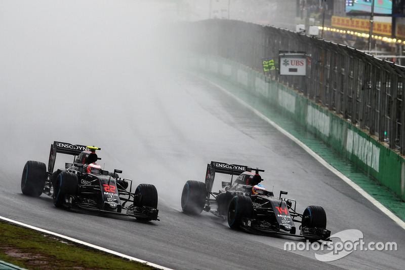 Jenson Button, McLaren MP4-31 yFernando Alonso, McLaren MP4-31