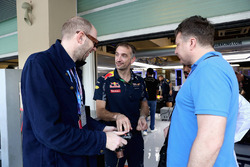 De Chemical Brothers in de Red Bull Racing garage