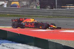 Max Verstappen, Red Bull Racing RB13 choca con otro auto