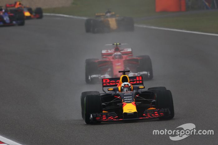 Daniel Ricciardo, Red Bull Racing RB13, lidera a Kimi Raikkonen, Ferrari SF70H, y Nico Hulkenberg, R