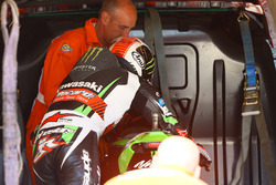 Jonathan Rea, Kawasaki Racing, met sa moto dans un van