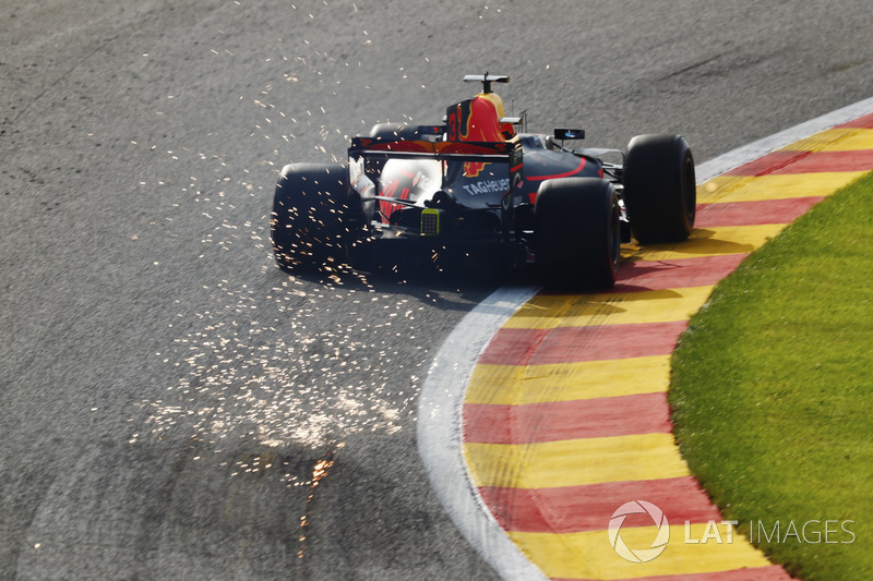 Макс Ферстаппен, Red Bull Racing RB13, та іскри позаду