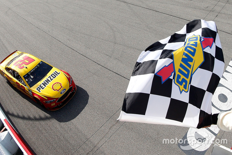 8. Joey Logano, Team Penske Ford se lleva la bandera a cuadros