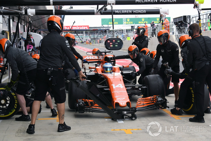 Fernando Alonso, McLaren MCL32 pit stop  Formula One World Championship, Rd10, British Grand Prix, P