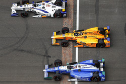 J.R. Hildebrand, Ed Carpenter Racing Chevrolet, Fernando Alonso, Andretti Autosport Honda, Takuma Sato, Andretti Autosport Honda, durant les tours de chauffe