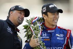 1. Takuma Sato, Andretti Autosport, Honda, mit Michael Andretti