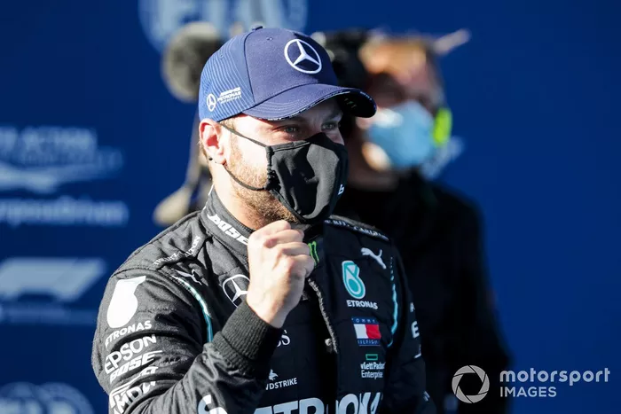 Ganador de la pole Valtteri Bottas, Mercedes-AMG F1 celebra en Parc Ferme 