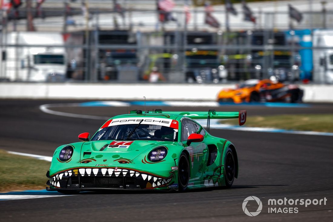 #77 AO Racing Porsche 911 GT3 R: Laurin Heinrich, Klaus Bachler