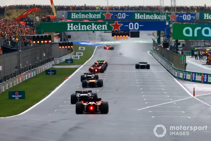 Los pilotos llegan a la parrilla para los procedimientos de salida de los entrenamientos al final de la FP3