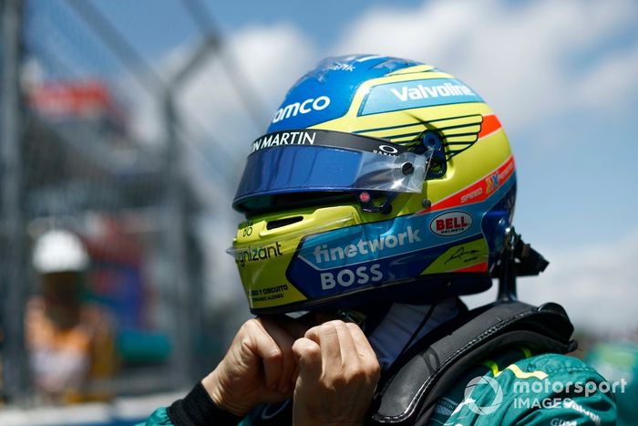 Fernando Alonso, Aston Martin F1 Team, se quita el casco