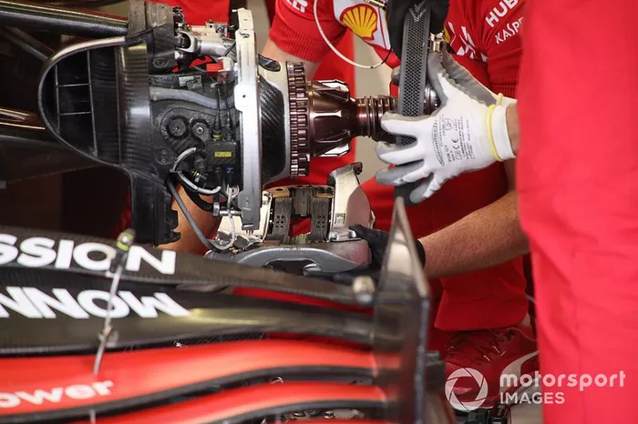 Ferrari SF90: Vorderradaufhängung mit Bremsscheibe