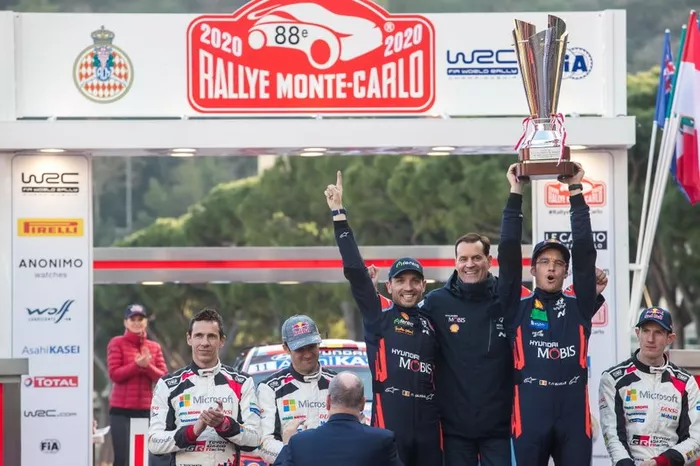 Podio: ganador Thierry Neuville, Nicolas Gilsoul, Hyundai Motorsport Hyundai i20 Coupe WRC con Thomas Schemera