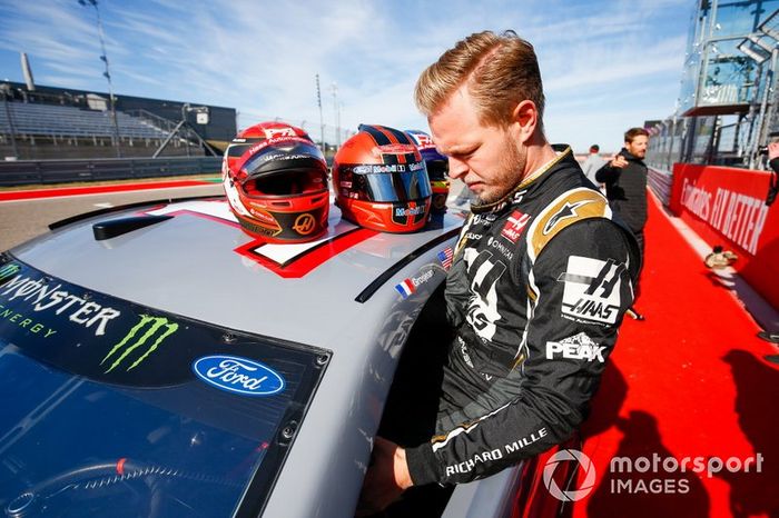 Kevin Magnussen, Haas F1 Team VF-19, sube al coche del piloto de la Copa NASCAR Tony Stewart
