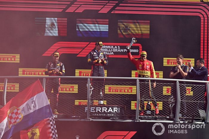 Carlos Sainz, Scuderia Ferrari, 3ª posición, levanta su trofeo
