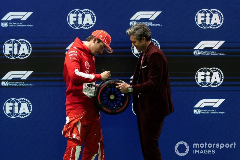Charles Leclerc, Scuderia Ferrari, riceve il Pirelli Pole Award da Patrick Dempsey, attore e pilota americano.