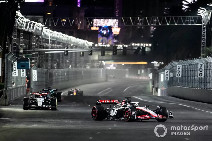 Kevin Magnussen, Haas VF-23, Daniel Ricciardo, AlphaTauri AT04