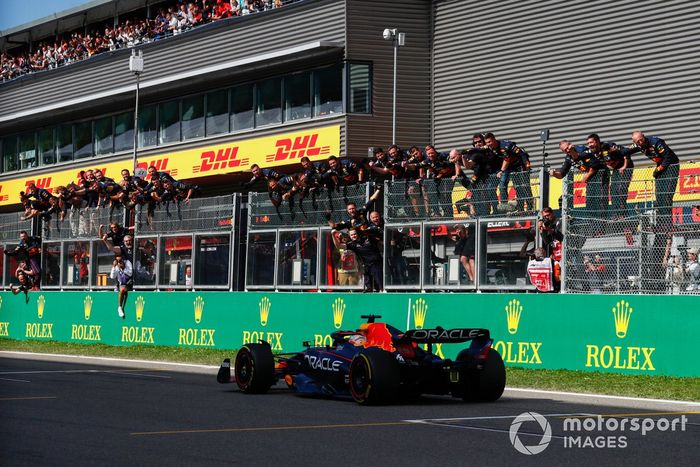 Max Verstappen, Red Bull Racing RB18, 1ª posición, toma la bandera a cuadros