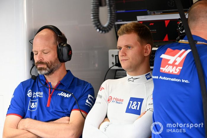 Mick Schumacher, Haas F1 Team, en el garaje