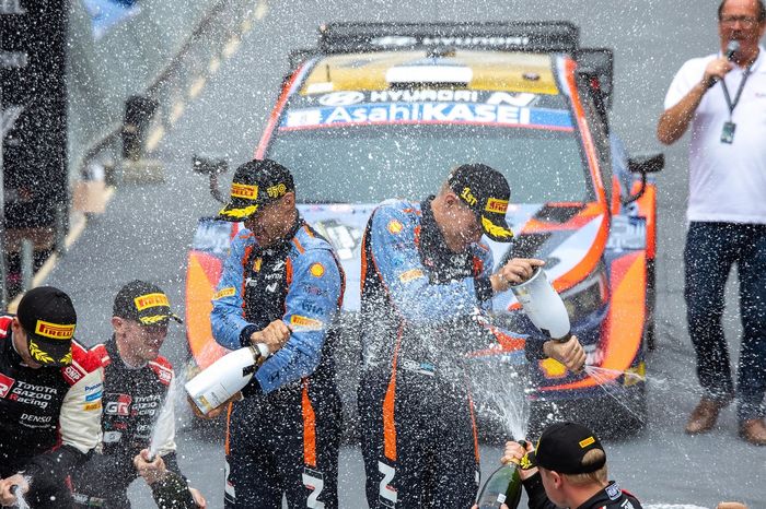 Podio: Ott Tanak, Martin Jarveoja, Hyundai World Rally Team Hyundai i20 N Rally1