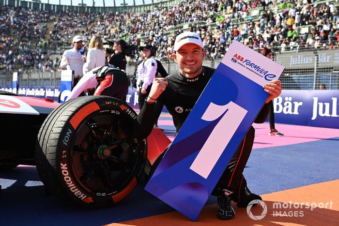Jake Dennis, Andretti Autosport, 1ª posición, celebra con su tabla de posiciones