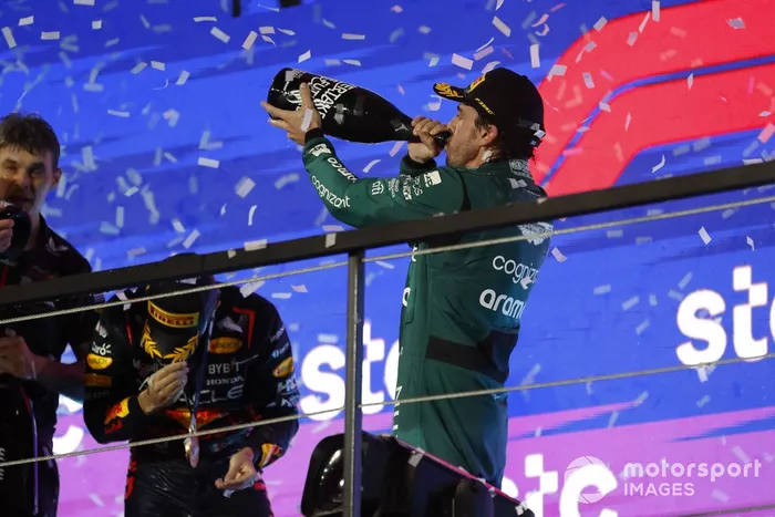 Podio: tercer lugar Fernando Alonso, Aston Martin F1 Team antes de ser sancionado 