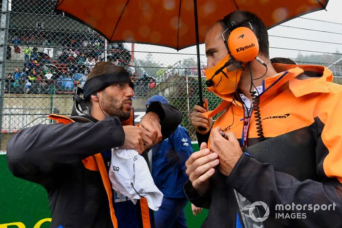 Daniel Ricciardo, McLaren, con ingenieros