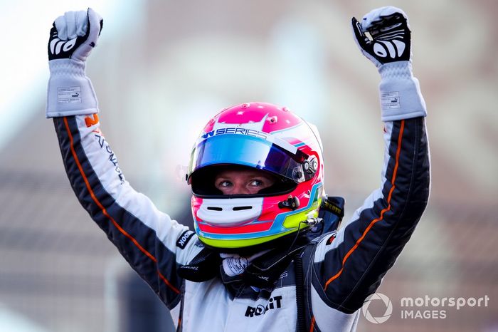 Ganadora de la carrera, Alice Powell, lo celebra en Parc Ferme 