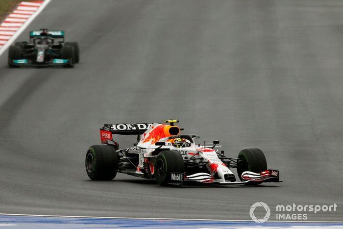 Sergio Pérez, Red Bull Racing RB16B, batalla con Lewis Hamilton, Mercedes W12