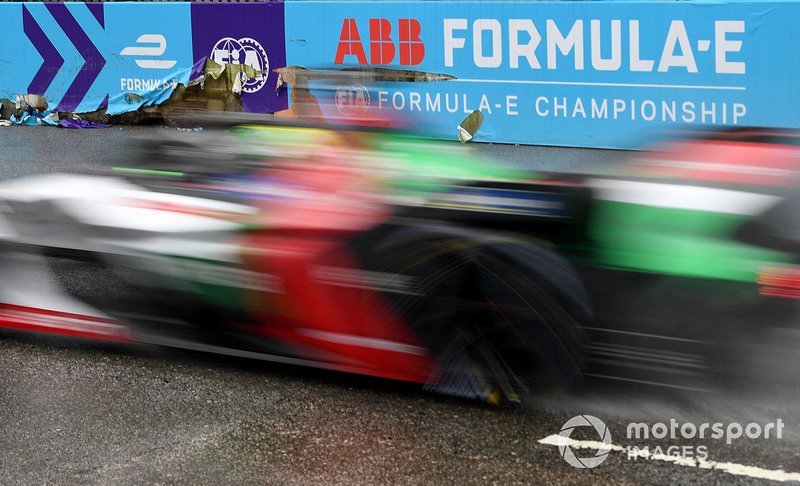 Lucas Di Grassi, Audi Sport ABT Schaeffler, Audi e-tron FE05 passes the damaged barrier caused by Jean-Eric Vergne, DS TECHEETAH, DS E-Tense FE19 