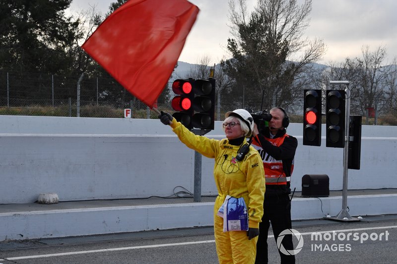Les commissaires agitent le drapeau rouge