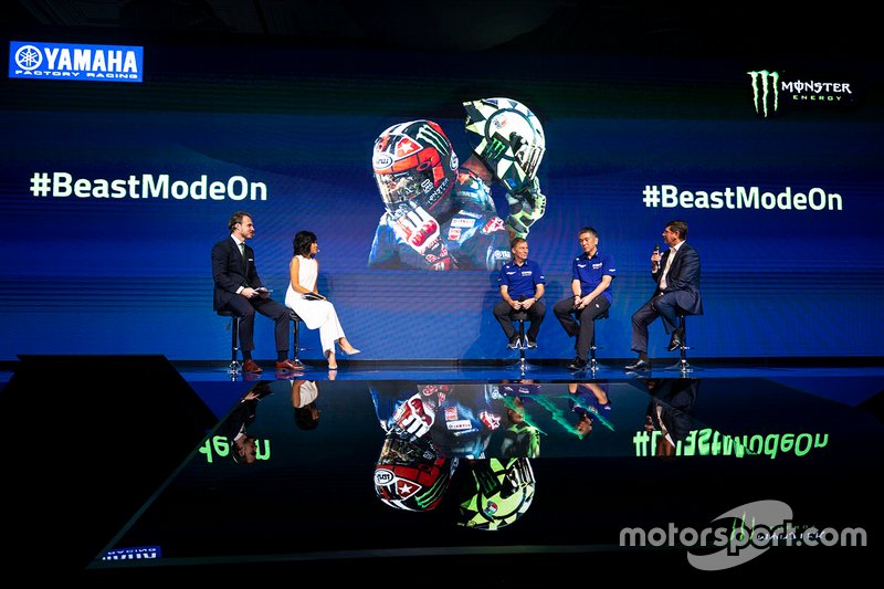 Lin Jarvis, director de Yamaha Factory Racing, Kouichi Tsuji, Presidente de Yamaha Motor Racing, Mitch Covington, vicepresidente de marketing de Monster Energy