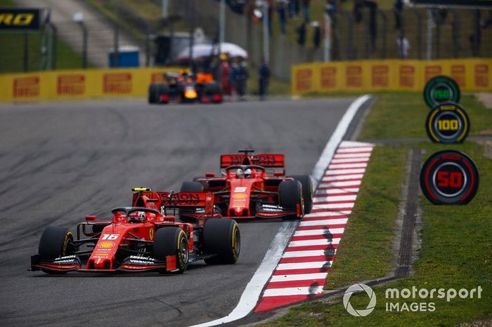 Charles Leclerc, Ferrari SF90, precede Sebastian Vettel, Ferrari SF90, e Max Verstappen, Red Bull Racing RB15