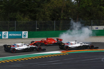 Sebastian Vettel, Ferrari SF71H en tête-à-queue après un contact avec Lewis Hamilton, Mercedes AMG F1 W09 alors que Lance Stroll, Williams FW41, Sergey Sirotkin, Williams FW41 passent
