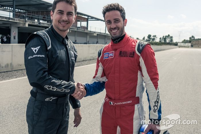 Andrea Dovizioso y Jorge Lorenzo, pilotos de MotoGP de Ducati Corse y embajadores de CUPRA, prueban el coche de competición de la marca