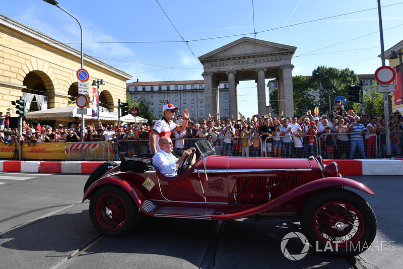 Marcus Ericsson, Alfa Romeo Sauber F1 Team in vintage car