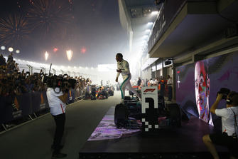 Yarış galibi Lewis Hamilton, Mercedes-AMG F1 W09 EQ Power+, parc ferme
