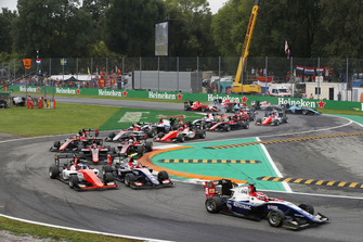Pedro Piquet, Triden leads Giuliano Alesi, Trident, from the start