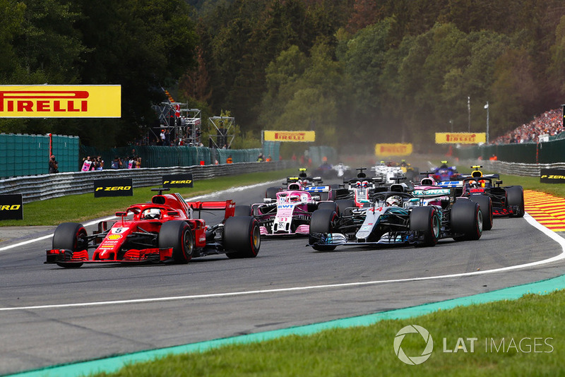 Sebastian Vettel, Ferrari SF71H, precede Lewis Hamilton, Mercedes AMG F1 W09, Esteban Ocon, Racing Point Force India VJM11, e Sergio Perez, Racing Point Force India VJM11, nel giro di apertura