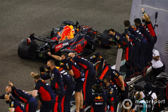Max Verstappen, Red Bull Racing RB16, 1ª posición, se lleva la victoria