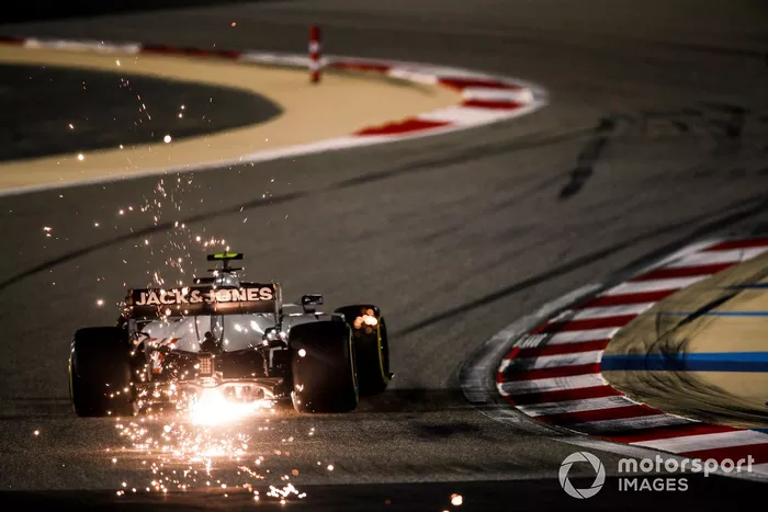 Kevin Magnussen, Haas VF-20 sacando chispas