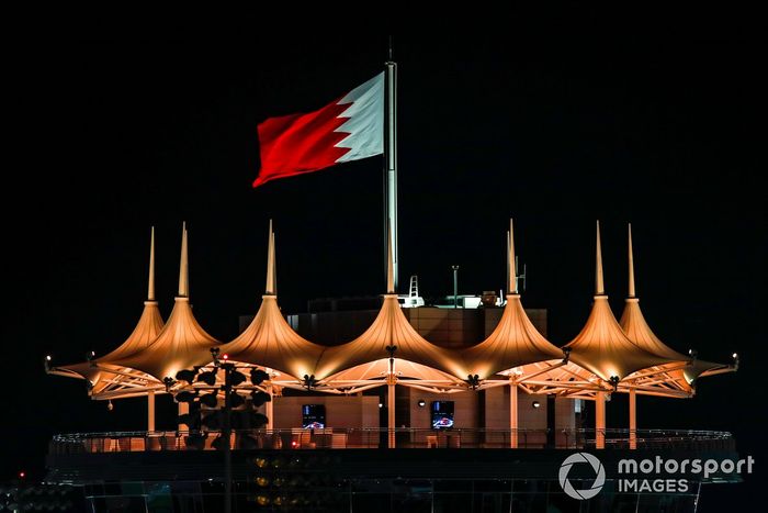 La bandera de Bahrein en un edificio