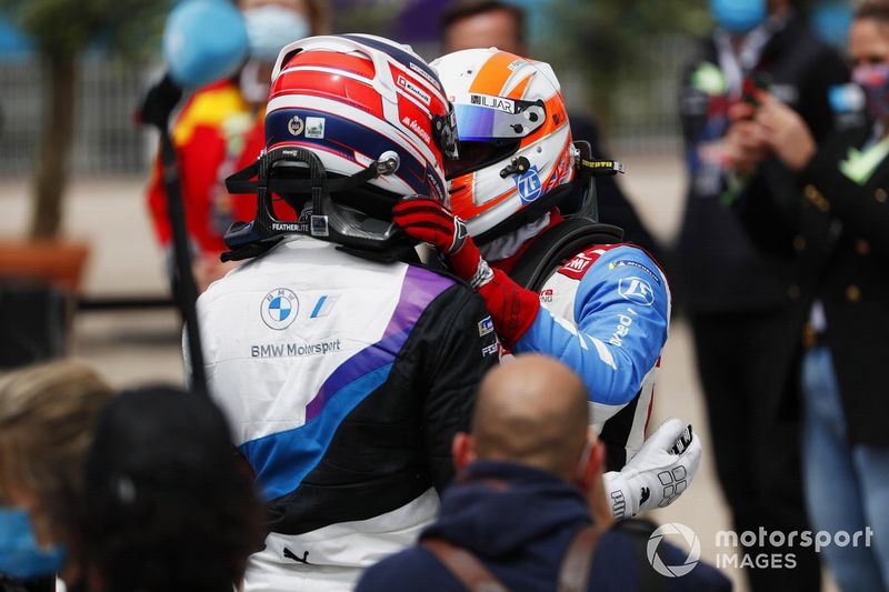 Ganador Jake Dennis, BMW i Andretti Motorsport, es felicitado por el tercer lugar Alex Lynn, Mahindra Racing